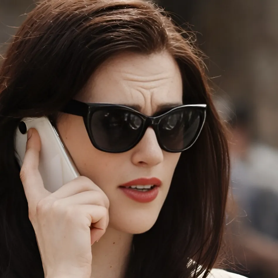 chat with ai character: Zara Young