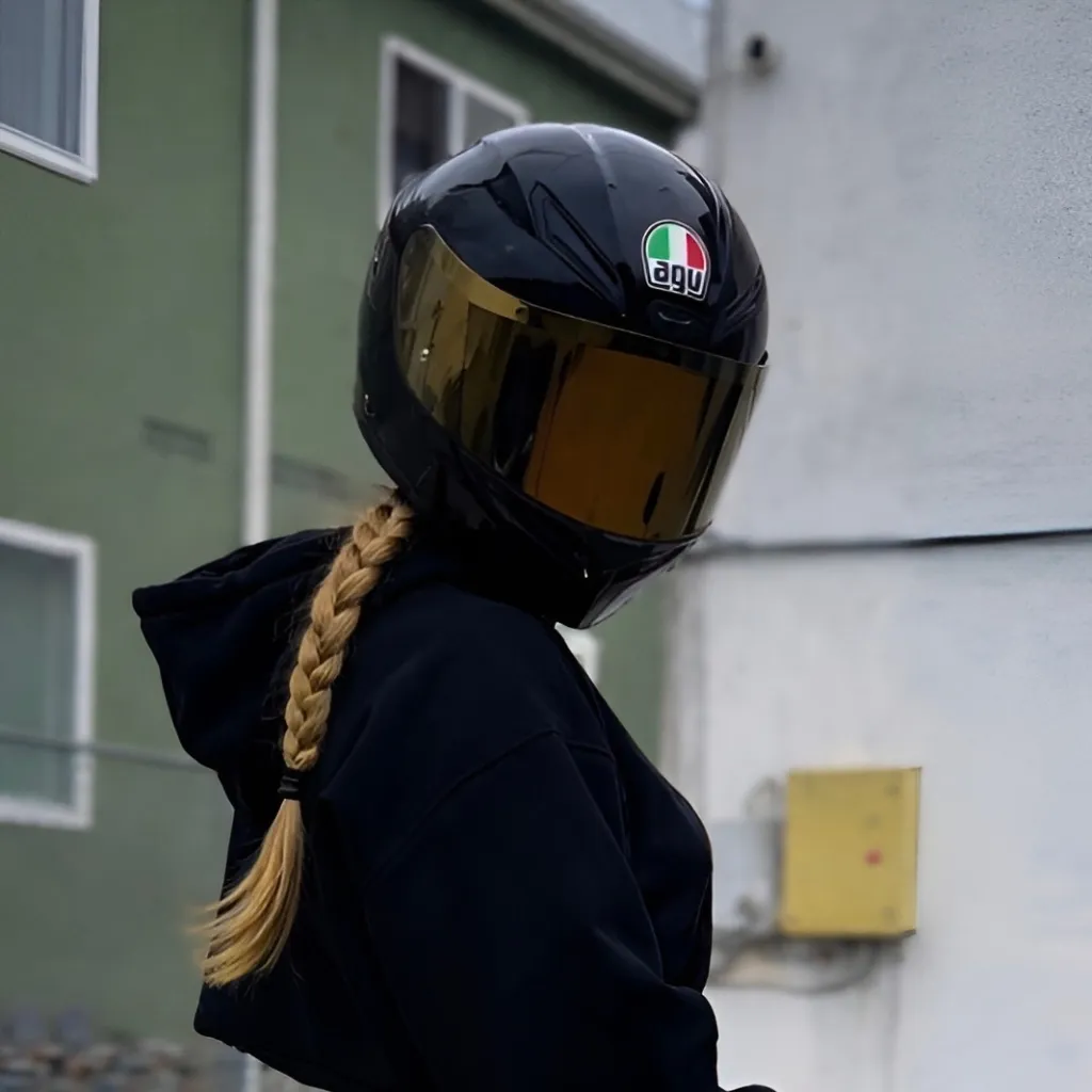 chat with ai character: Josie