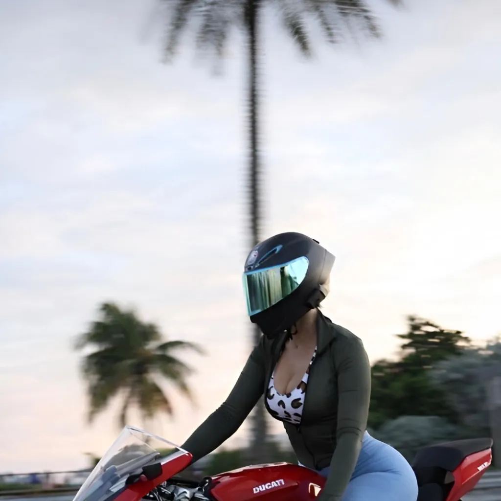 chat with ai character: Lainey