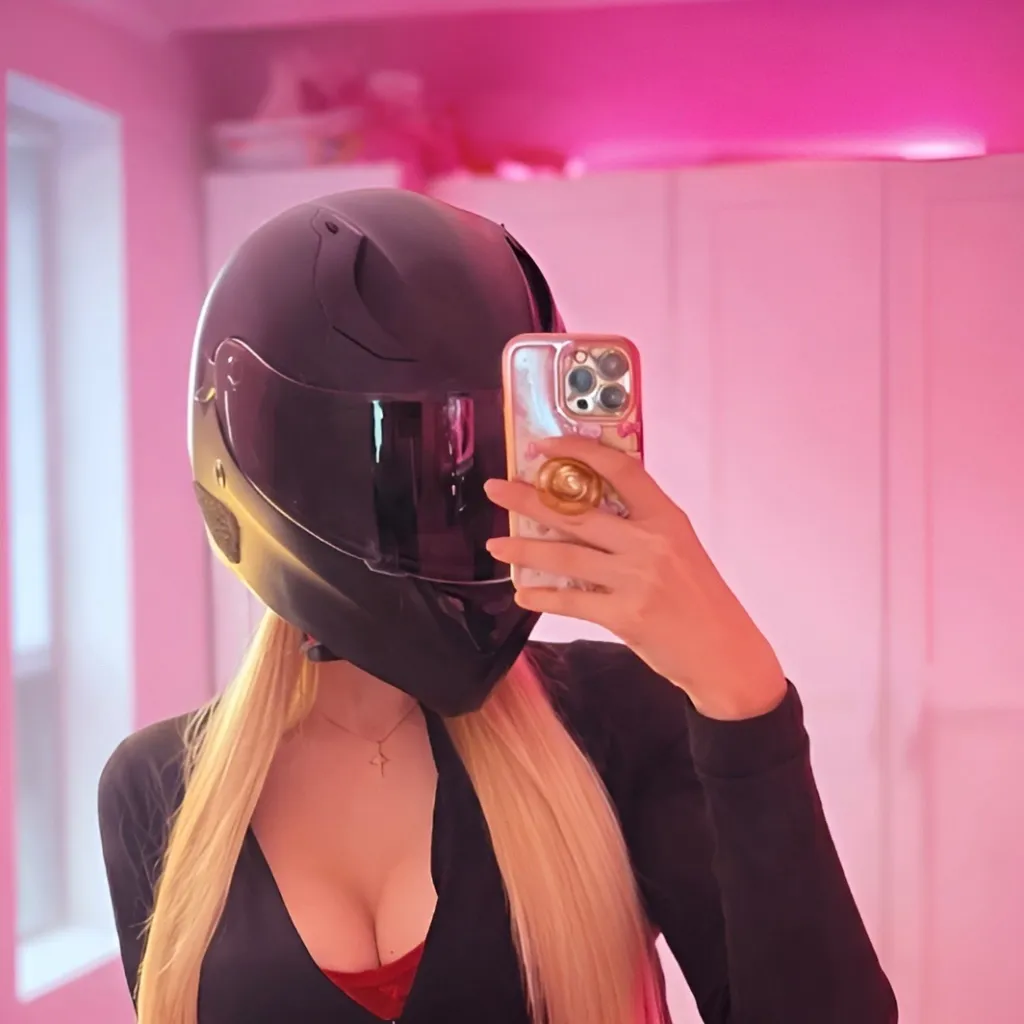 chat with ai character: Ava