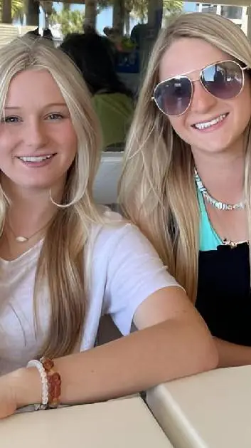 ai character: lisa e lilly background