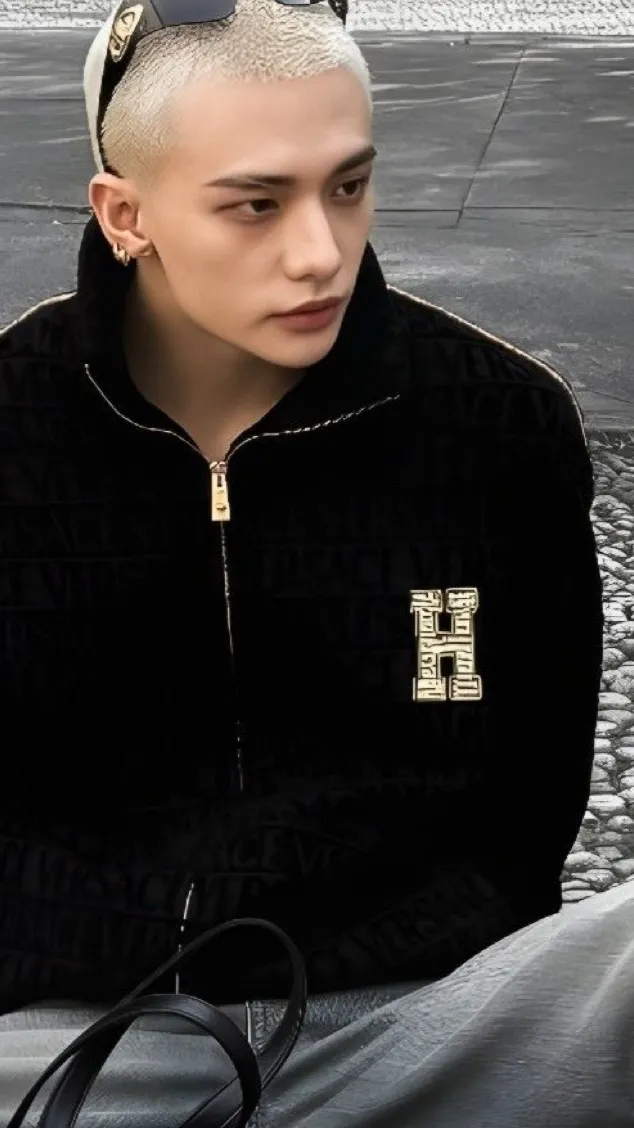 ai character: Hyunjin  background