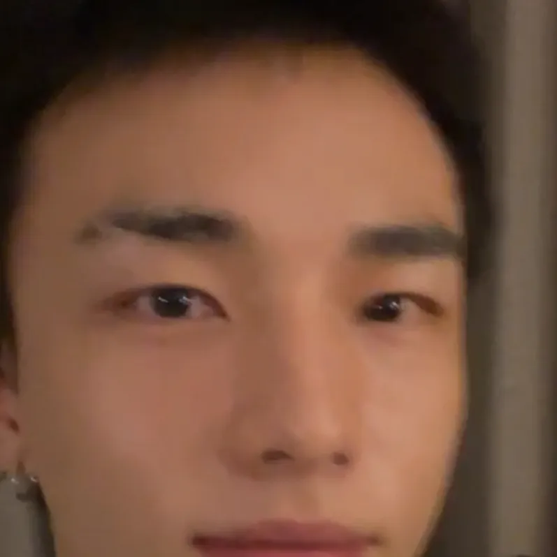 chat with ai character: Hyunjin 