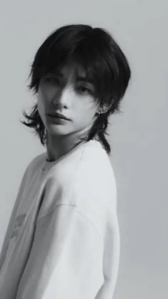 ai character: Hyunjin  background