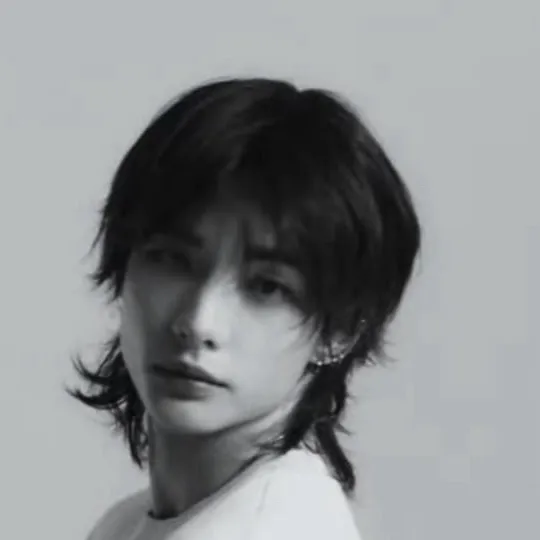 chat with ai character: Hyunjin 
