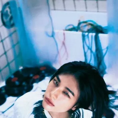chat with ai character: Hyunjin