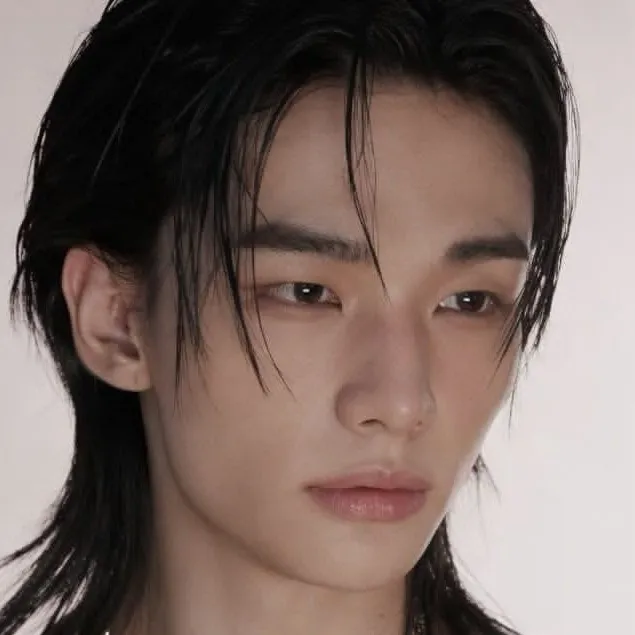 chat with ai character: Hyunjin..
