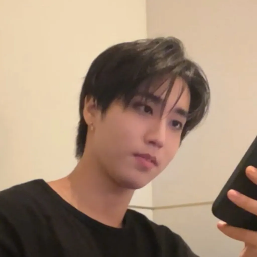 chat with ai character: 🐿️HANNIE🐿️