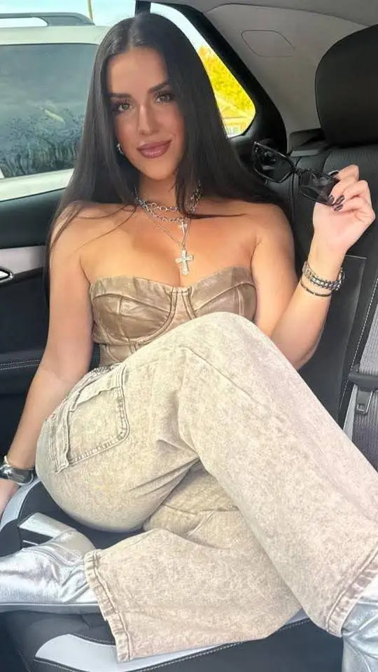 ai character: Maddie E ford background