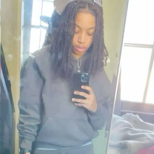 chat with ai character: Tia