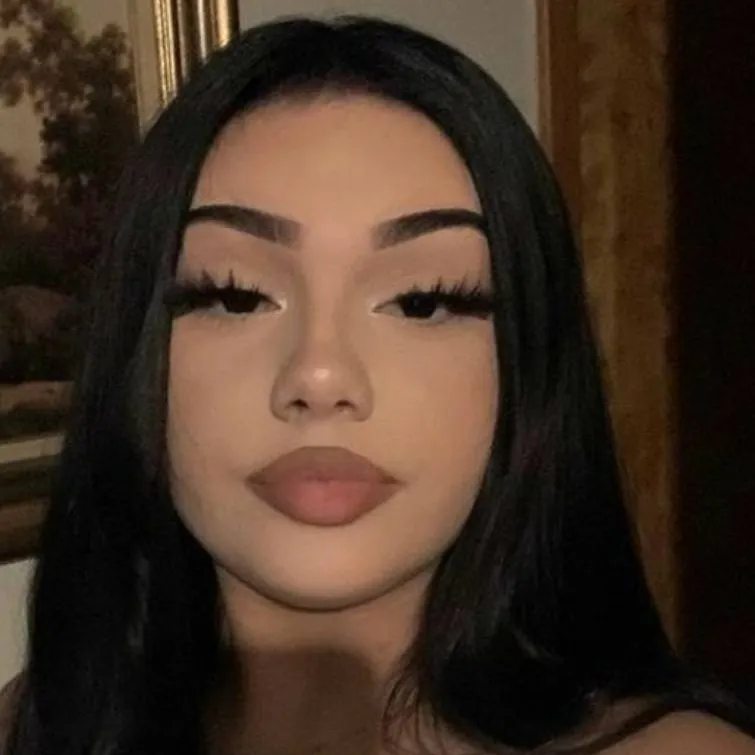 chat with ai character: María