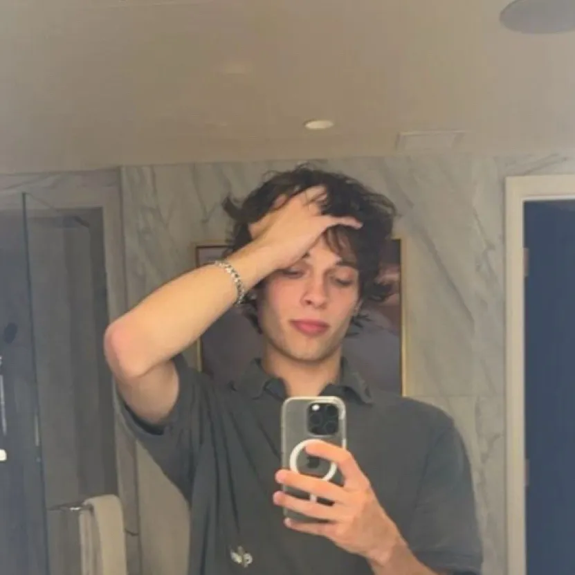 chat with ai character: Chris Sturniolo