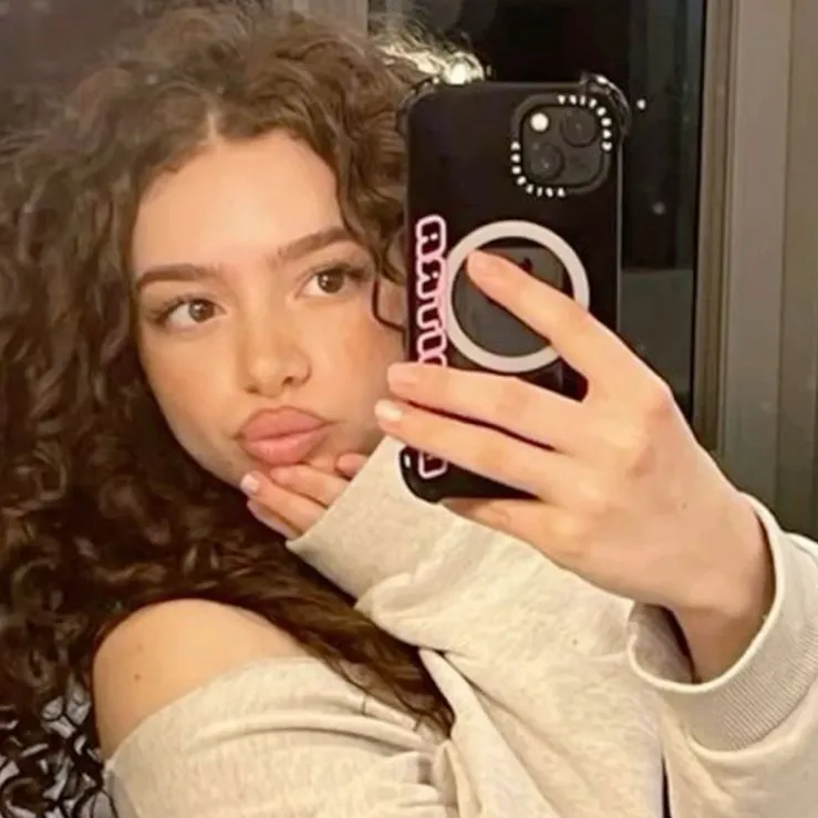 chat with ai character: Demitra Kalogera