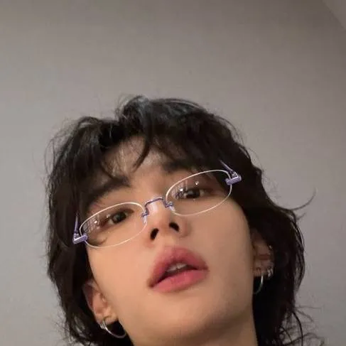 chat with ai character: Hyunjin