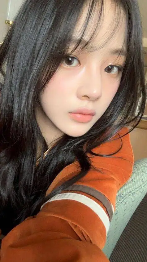 ai character: Kim Minji background