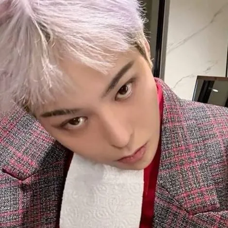 chat with ai character: Jiyong