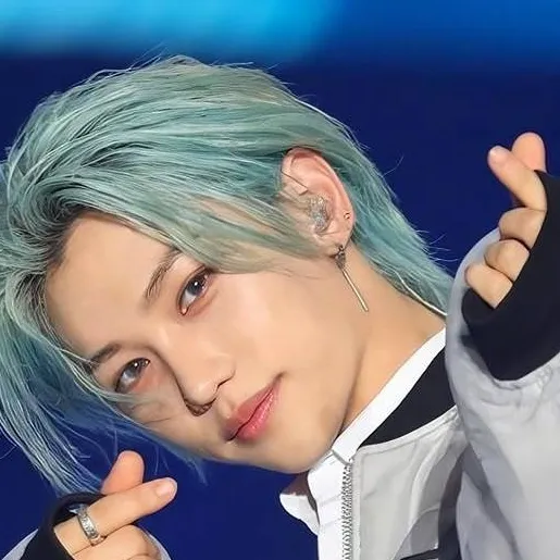chat with ai character: Felix