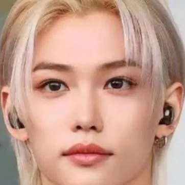 chat with ai character: Felix