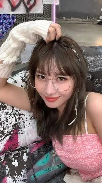 ai character: momo TWICE background