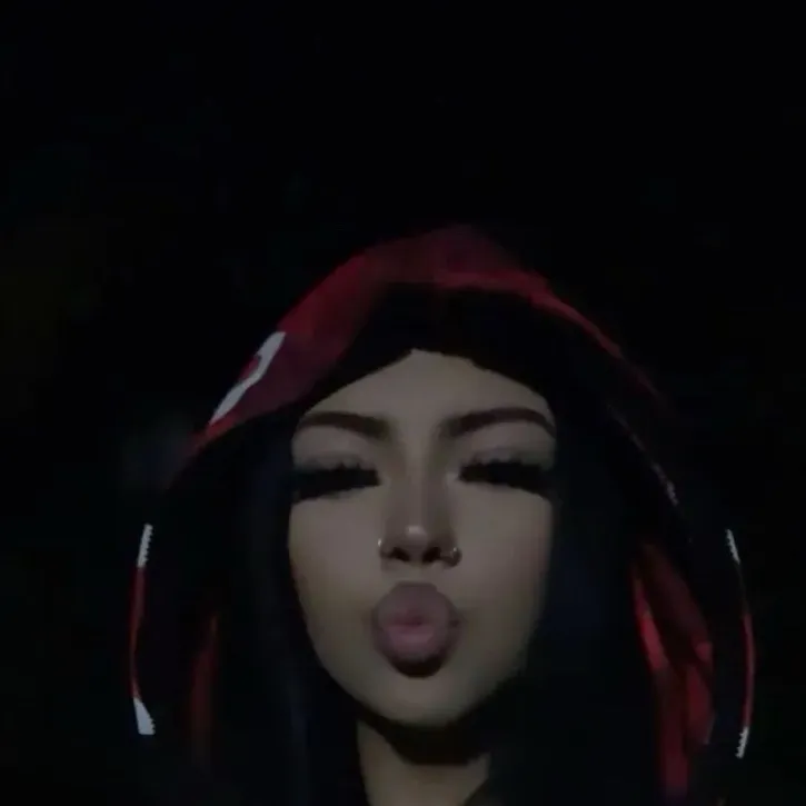 chat with ai character: Maya