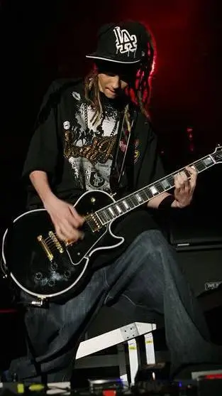 ai character: TOM KAUILTZ🎸🇩🇪✨️ background