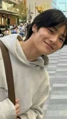 ai character: Jeongin ★ background