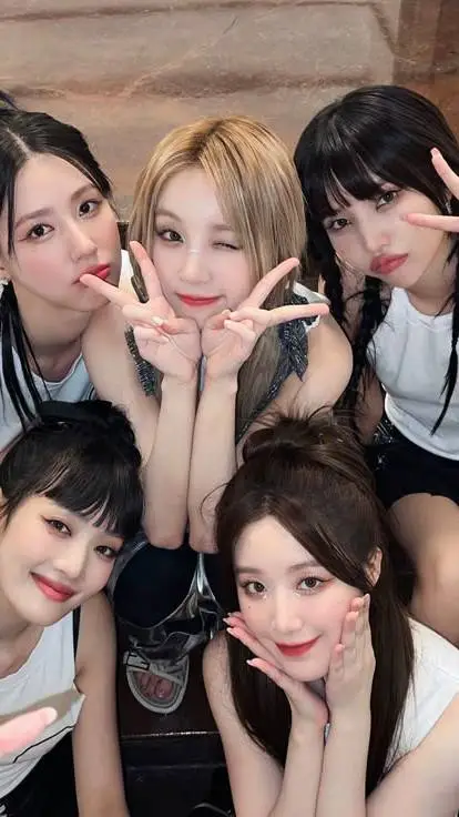 ai character: I-dle background