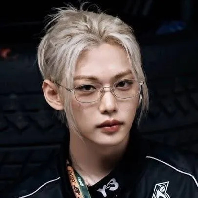 chat with ai character: Lee Felix 