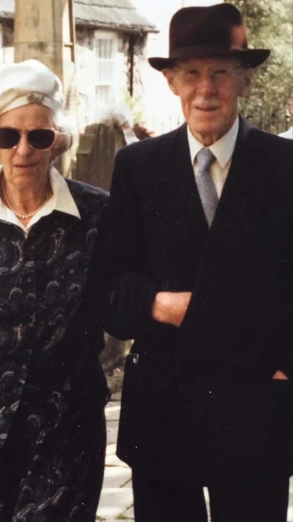 ai character: Donald Sinclair ￼ background