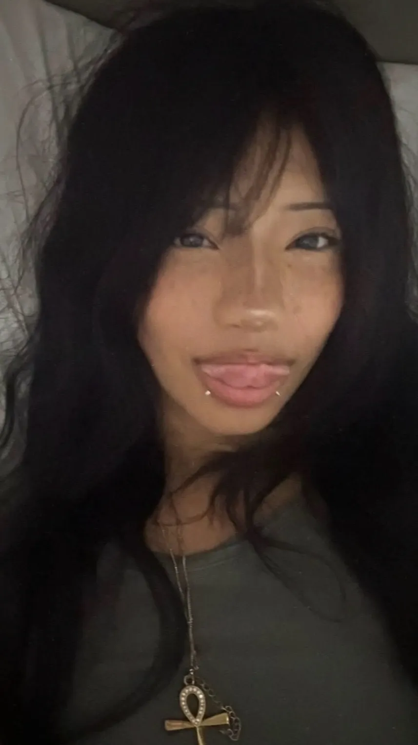 ai character: Sienna Monroe background