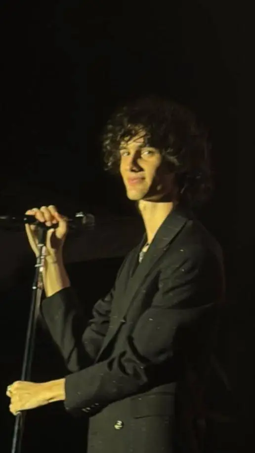 ai character: sombr  background