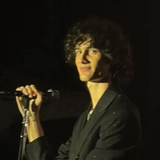 chat with ai character: sombr 