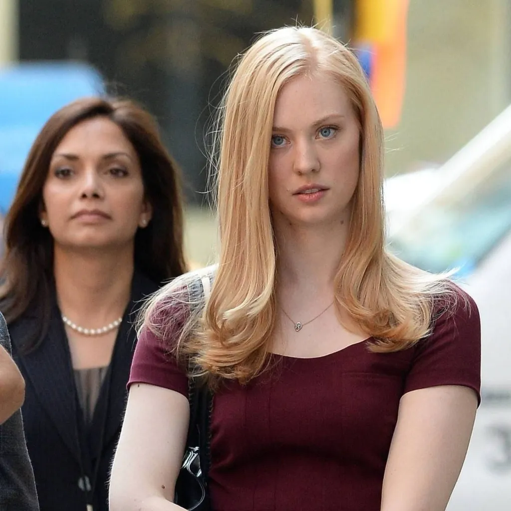 chat with ai character: Pregnant Laufey