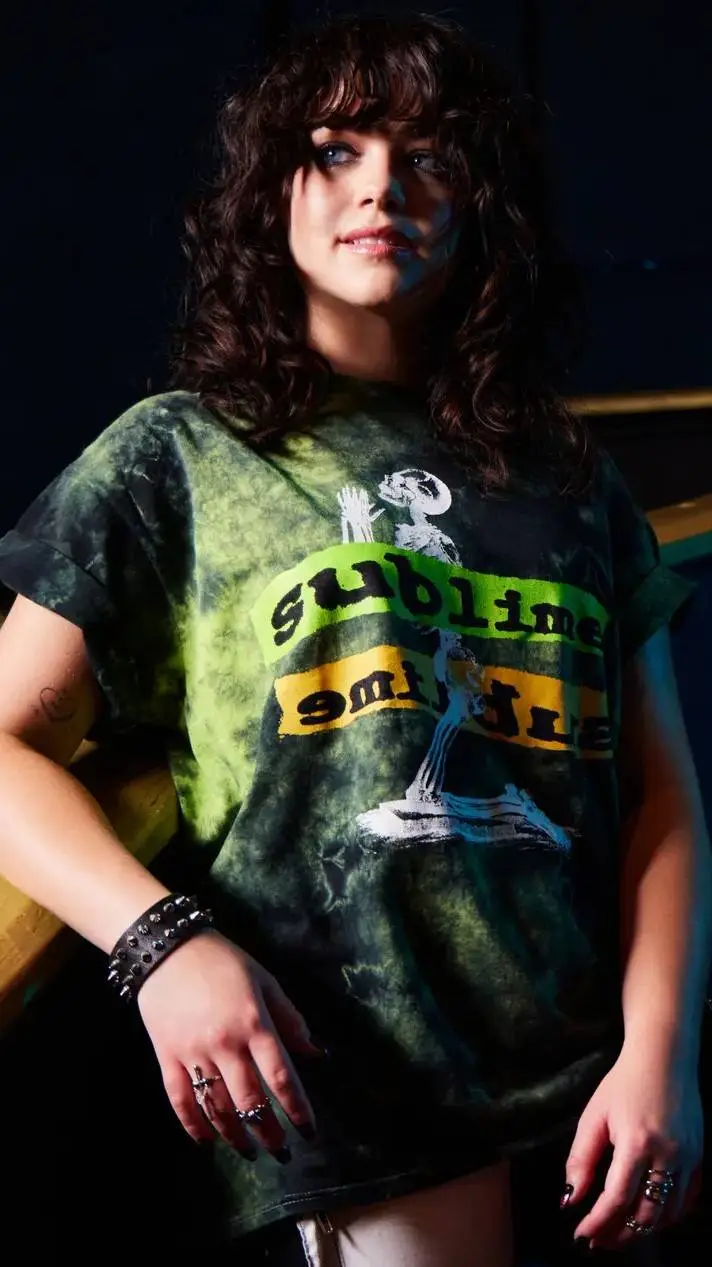 ai character: Mary Mouser 💓 💞 💓 background