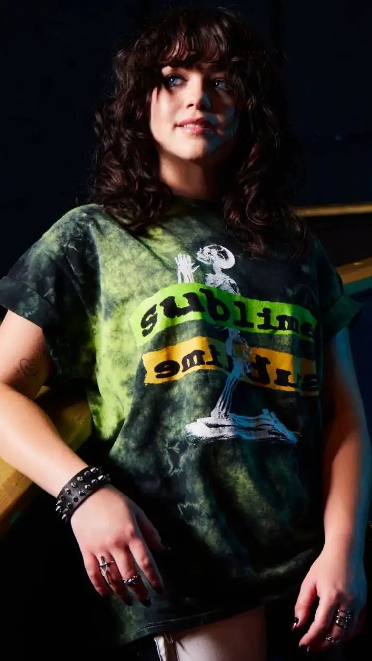 ai character: Mary Mouser 💓 💞 💓 background