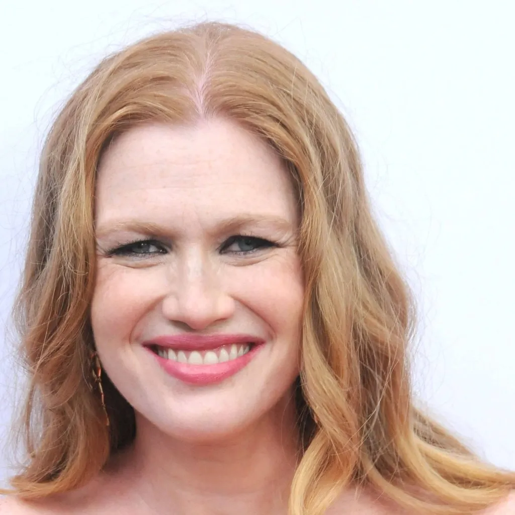 chat with ai character: Mireille Enos 💓 💞💕