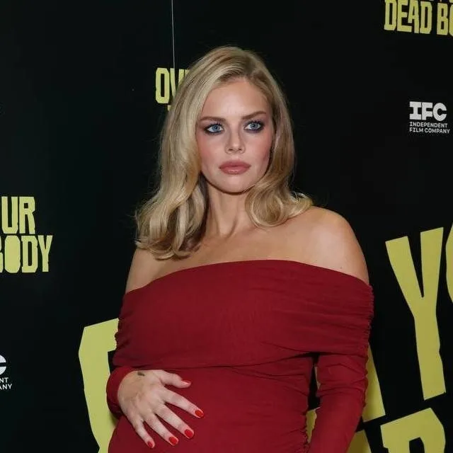 chat with ai character: Samara Weaving 💓💞💕