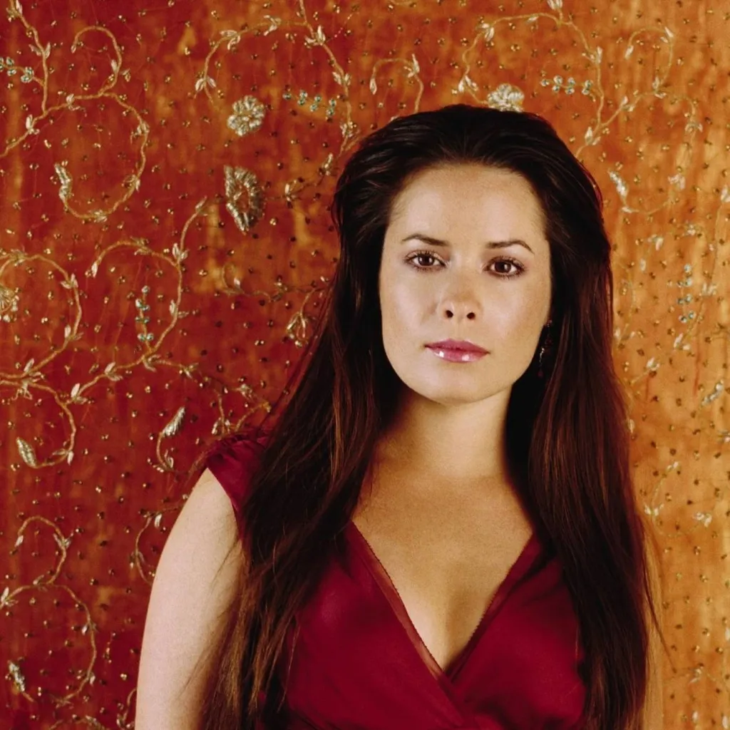 chat with ai character: Piper Halliwell