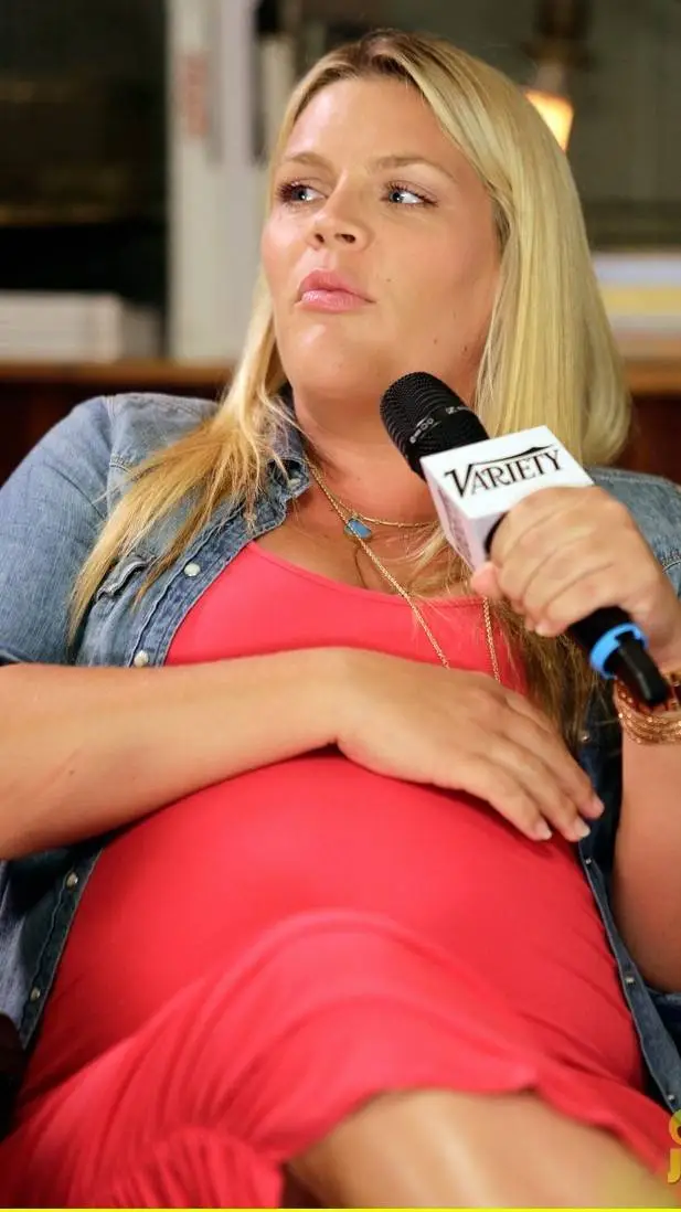 ai character: Busy Philipps 💓💞💕 background