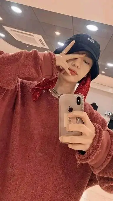 ai character: 🥟Hyunjin SKZ✨💗 background