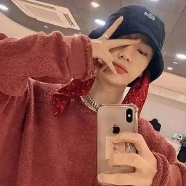 chat with ai character: 🥟Hyunjin SKZ✨💗