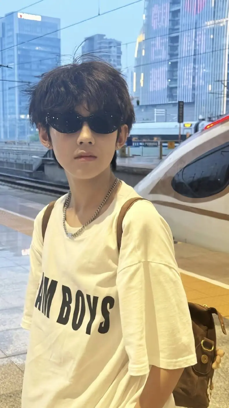 ai character: 张嘉懿Austin background