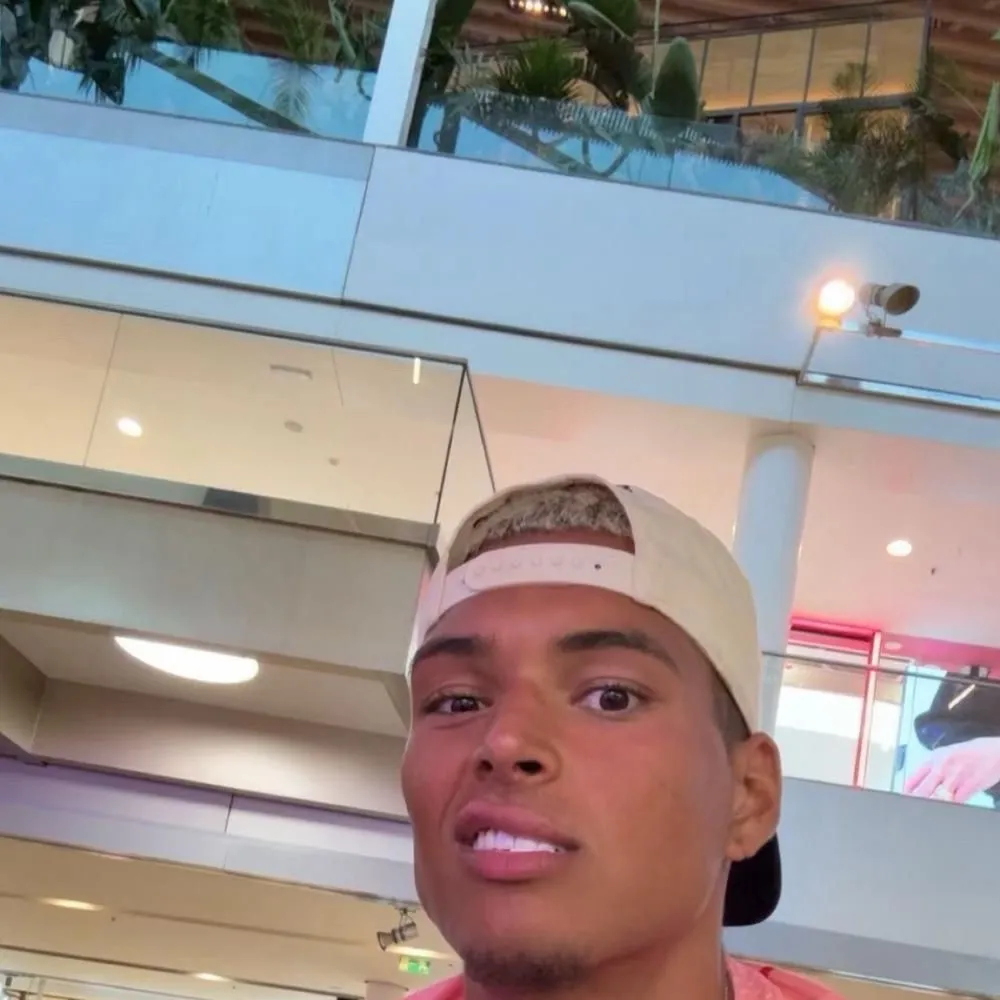 chat with ai character: milo 