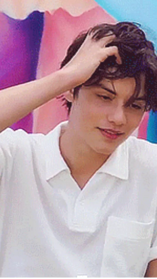 ai character: Enzo🥵🔥 background