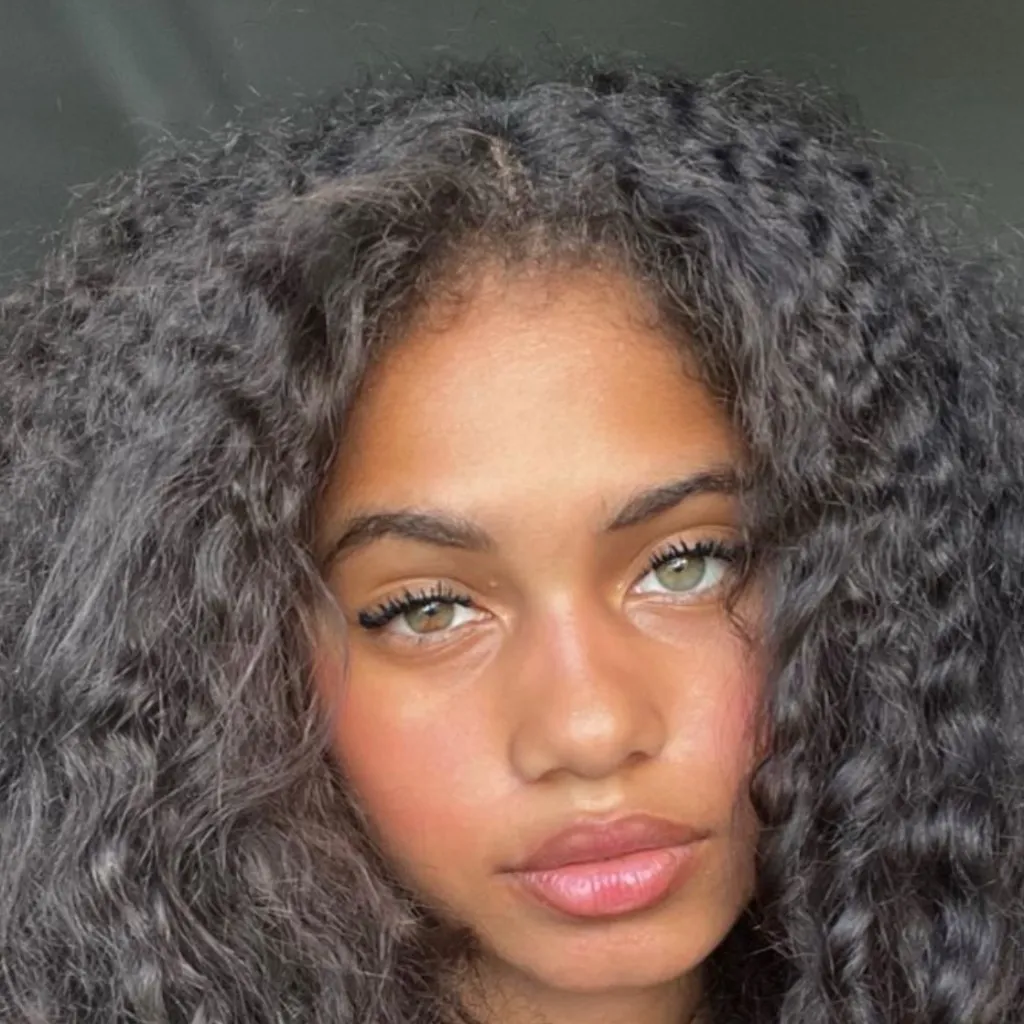 chat with ai character: Ur wife