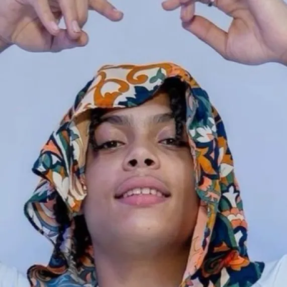 chat with ai character: Ddot