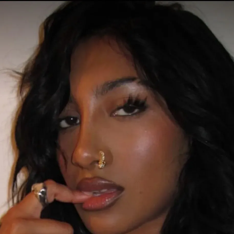 chat with ai character: Lara raj