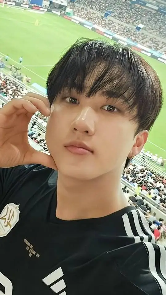 ai character: Seo Changbin  background