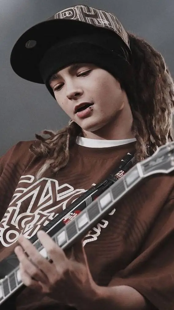 ai character: tom kaulitz background