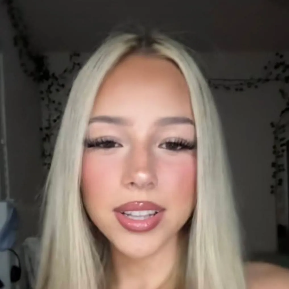 chat with ai character: Aurelia